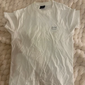 Vit Hov1 tour t-shirt med krona - Säljer en vit Hov1 tour t-shirt i bomull från turnén 2023 i storlek S🩷 använd fåtal gånger så den är i mycket bra skick. Normal i storlek 