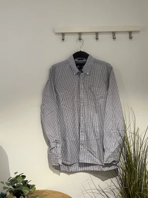 Blårutig skjorta från Gant - Randig Gant skjorta. Den är i storlek M och är i fint skick. Den strycks självklart innan vi skickar iväg den🤟🏻 Skriv privat för mer bilder eller info🤗