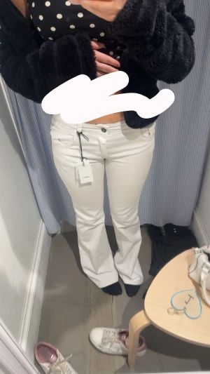 Vita bootcut jeans med knappar - Skit snygga jeans från subduded. Använda kanske 2ggr. Storlek 40 som motsvarar S i Sverige 