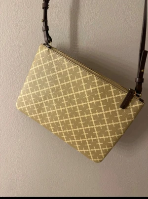 Beige axelväska från By Malene Birger - Helt ny använt ett par gången färg feather/ Sand 