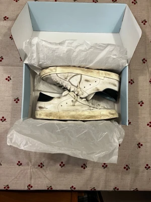 Philippe Model vita sneakers  - Säljer ett par snygga Philippe Model sneakers i vitt skinn med ljusblå insida. Klassisk rund tå, platt sula och snörning framtill. Perfekt för dig som gillar stilrena och trendiga sneakers med exklusiv känsla.