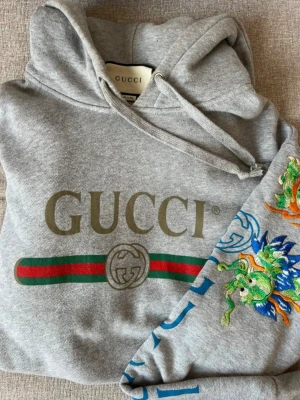 Gucci Hoodie - Säljer Gucci hoodie i strl S men passar S/M Oversize fit, som ny använd 2-3 gånger.                  Nypris: 10.000.                                                                        Mitt pris 3499