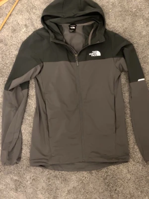 NorthFace Vindjacka - Grå - Fet vindjacka från north face med reflexer. Väldigt bra skick. Storlek XS men passar även S