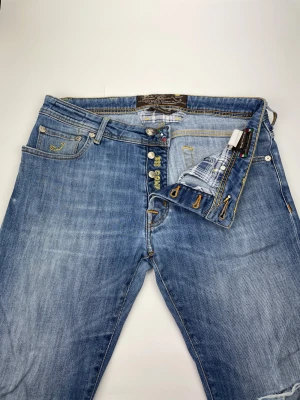 Jacob Cohen jeans 688 - Hej! Säljer nu dessa extremt exklusiva Jacob Cohen jeans, dem är i nyskick utan defekter! Hör av dig vid frågor. Nypris 4500kr