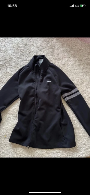 Tröja Stronger - Säljer en träningströja från Stronger i storlek M då den är lite för stor på mig. Som ny! Använd en gång