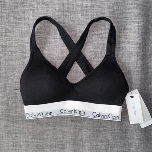 Calvin Klein topp/bh  - Super fin, men passade inte mig. Helt ny med prislapp! Storlek XS. 