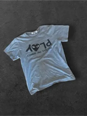 Snygg cdg thisa i storlek S sitter som slim fit/straight passar folk som är 170-180 skriv om du är intressard eller har några frågor!