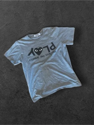 Commes des garçons T-shirt  - Snygg cdg thisa i storlek S sitter som slim fit/straight passar folk som är 170-180 skriv om du är intressard eller har några frågor!