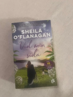 Vid min sida - En gripande roman om att hitta sig själv när livet vänds upp och ner. Dominique tvingas börja om efter att hennes man försvunnit, och utvecklas till en starkare och lyckligare kvinna. Perfekt för dig som gillar feelgood och inspirerande berättelser.