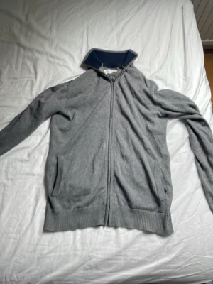 Grå kofta med dragkedja från Pier One - Grå full zip från pier one, har litet hål vid högra sidan av magen, men syns knappt när man har den på sig, nypris 400kr. Passar både S/Xs