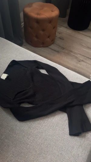 Svart ribbad långärmad topp H&M XS - Säljer en svart långärmad topp från H&M i storlek XS. Toppen är ribbad och har en snygg, figurnära passform med markerad söm över bysten. Materialet är mjukt och stretchigt, skriv om man vill ha flera bilder, t.ex. hur tröjan ser ut på!🥰