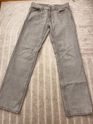 Gina Tricot Jeans - Snygga helt oanvända lågmidjade jeans med straight leg från Gina Tricot, modell Perfect Jeans. Klassisk femficksdesign med raka ben och normal passform. Perfekt för dig som gillar stilrena och enkla jeans.💕