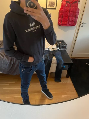 Replay Anbass blå jeans (hyperflex)  - Säljer ett par snygga Replay Anbass jeans i mörkblå tvätt med slim fit passform. Jeansen har klassiska fem fickor, tydliga kontrastsömmar och Replay-logga på fickan. Materialet är stretchigt denim som sitter skönt och följer kroppen.