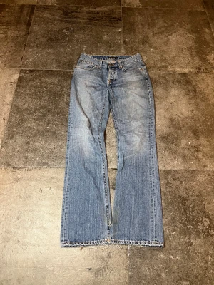 Vintage Nudie Jeans - Bootcut Ola - riktigt snygga boot nudies (bootcut ola) i strlk 29/34 🫡 skriv ifall ni har frågor👏 Har ett litet hål i skrevet!!