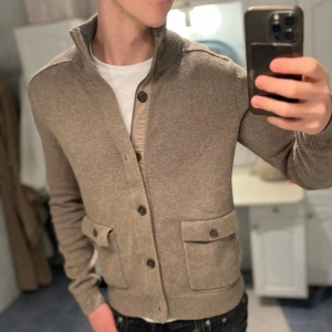 Beige stickad cardigan med knappar  - Beige stickad cardigan me knappar ifrån GAP. Den är i skick 9/10, Inga defekter!✅den passar om man är runt 181-191 och väger 72-82 lite beroende på hur lång man är🙌 skriv vid frågor! Skickar inom 24 timmar