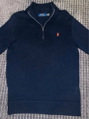 Halv zip ralph lauren - Finns att hämta i Sthlm. Mörkblå, priset kan diskuteras vid snabba köp 