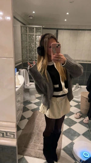 Grå stickad kofta🩶🪩 - Supermysig grå stickad kofta från Zara i storlek S. Perfekt att slänga över en outfit för extra värme och stil. Tjockt material som känns lyxigt och passar till lager-på-lager. Jackan ser lite stor och pösig ut på dom första bilderna men det är för jag har en vid tröja under, på sista bilden kan ni se hur den ser ut men en tunnare tröja under🌟💝