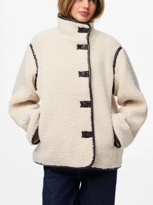Beige teddyjacka med svarta detaljer - Säljer en beige teddyjacka med coola svarta kantdetaljer och stora knappar framtill. Från H&M i storlek M men passar mig bra som brukar ha stl xs/s. Säljer då den inte används längre 🥰