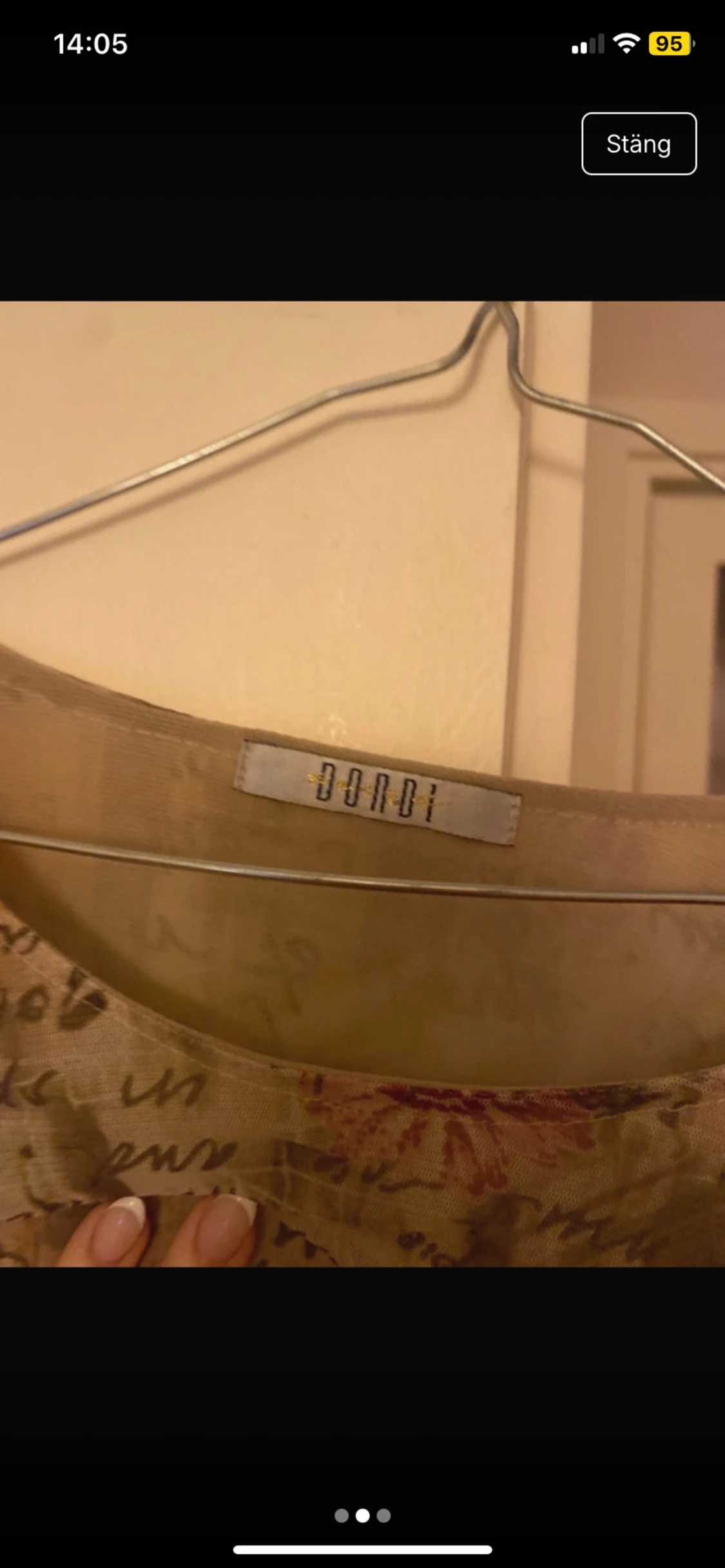 Beige blus med blommigt och textmönster från Dondi - 1