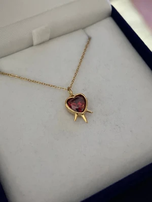 Maria Nilsdotter ”Three of Swords” inspirerat halsband - Aldrig använd, 18K guldpläterad och tillverkad i rostfritt stål. Kedjans längd 40+5 cm och nickelfri. Om du har fler frågor, tveka inte att höra av dig 🤗