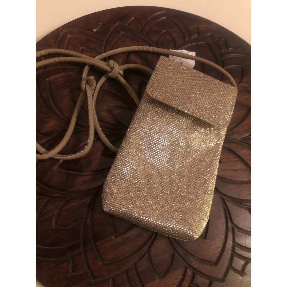 Glittrig guld axelväska med lock (passar telefon) - 1