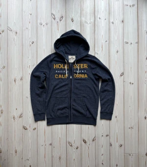 Hollister kofta - Säljer nu denna riktigt sköna vintage Hollister koftan i riktigt bra skick. Storlek: M. Pris: 499kr. Pris kan diskuteras vid snabb afärr! Skriv vid frågor eller för mer bilder! 🤩