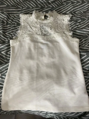 Vit spets top  - Aldrig använd då den är lite för stor för mig, annars helt perfekt 