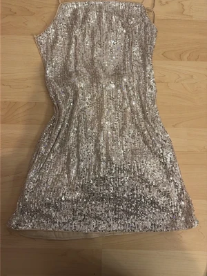 Supersöt glittrig klänning  - En jättesöt glittrig klänning. Köpt i år från Sellpy, har aldrig användt själv. Storlek M, från divided (h&m). Klänningen knyts baktill. 💞 Pris går att diskuteras, bara att skriva för fler bilder! 💕