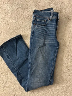 Jeans American Eagle xs  - Säljer dessa jeans men liten bootcut. Mycket fint skick