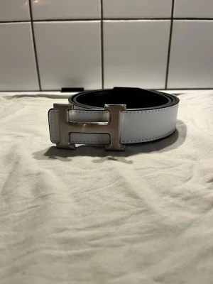 H bälte vit - Helt nytt h bälte vitt med silver logga. Skriv om ni har frågor:)