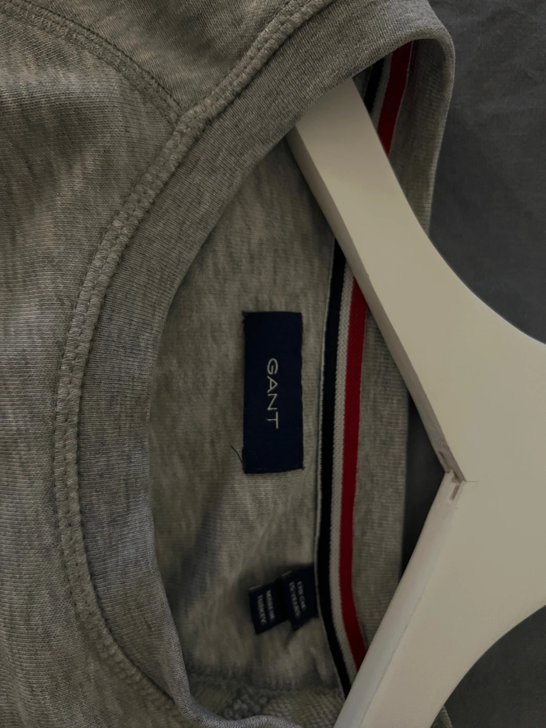 Grå sweatshirt från GANT  - 2