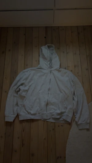 Hoodie från weekday - En riktigt snygg och skön grå hoodie från Weekday. Lätt att matcha till mycket och nypris 500kr. Tveka inte att höra av dig vid intresse eller möjliga frågor!