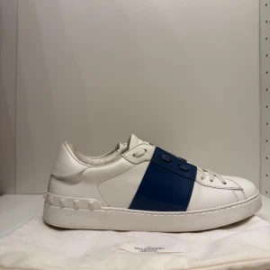 Valentino Open blå - Valentino open blå, storlek 42 passar oftast högre, mycket bra skick 