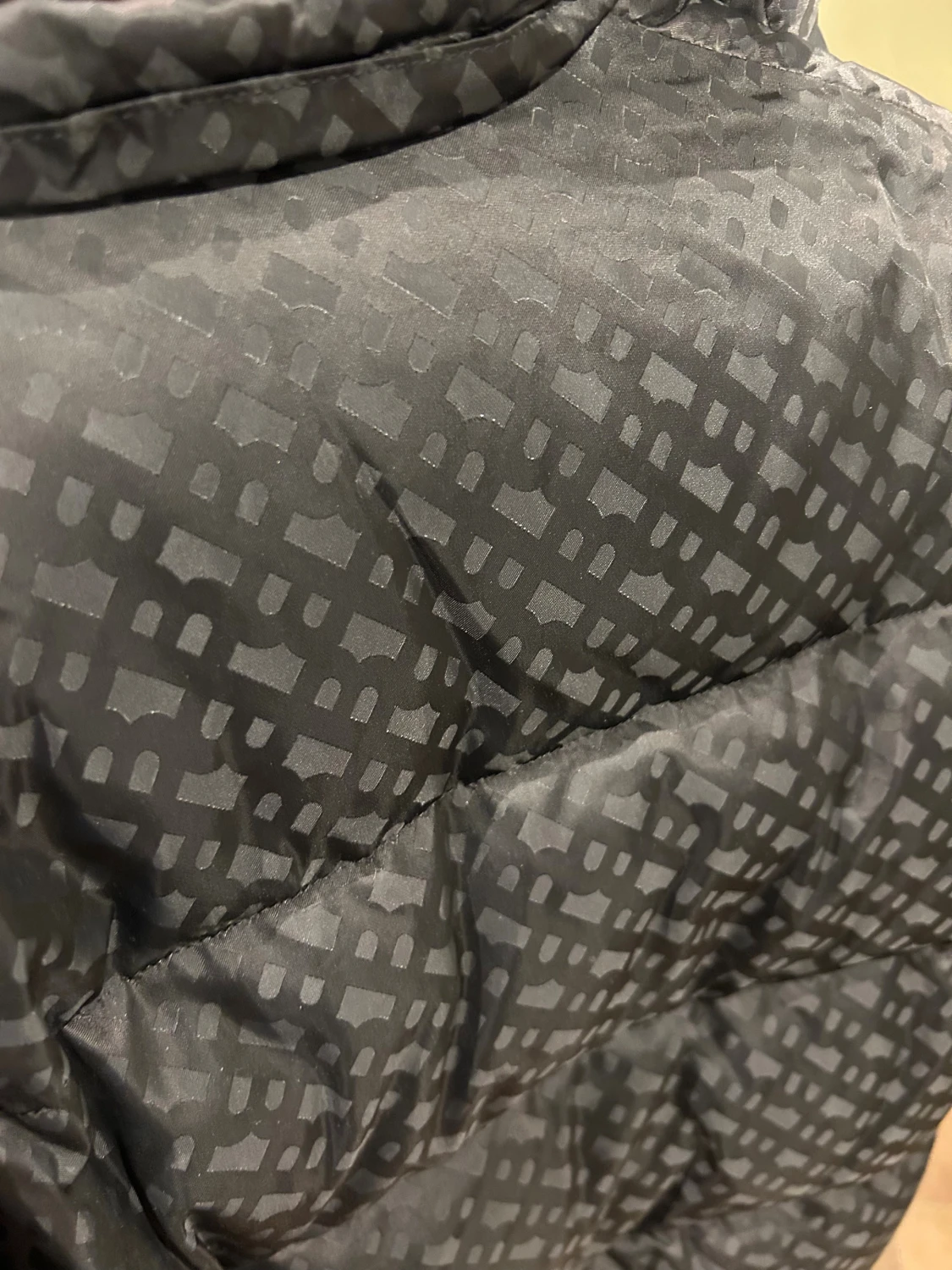 Svart Boss dunjacka  - 2