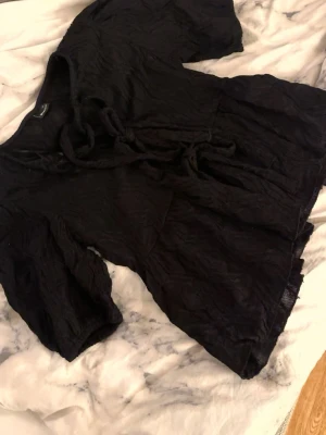 Svart blus från Gina - Säljer nu den här super fina blusen från Gina då den ej kommer till användning!