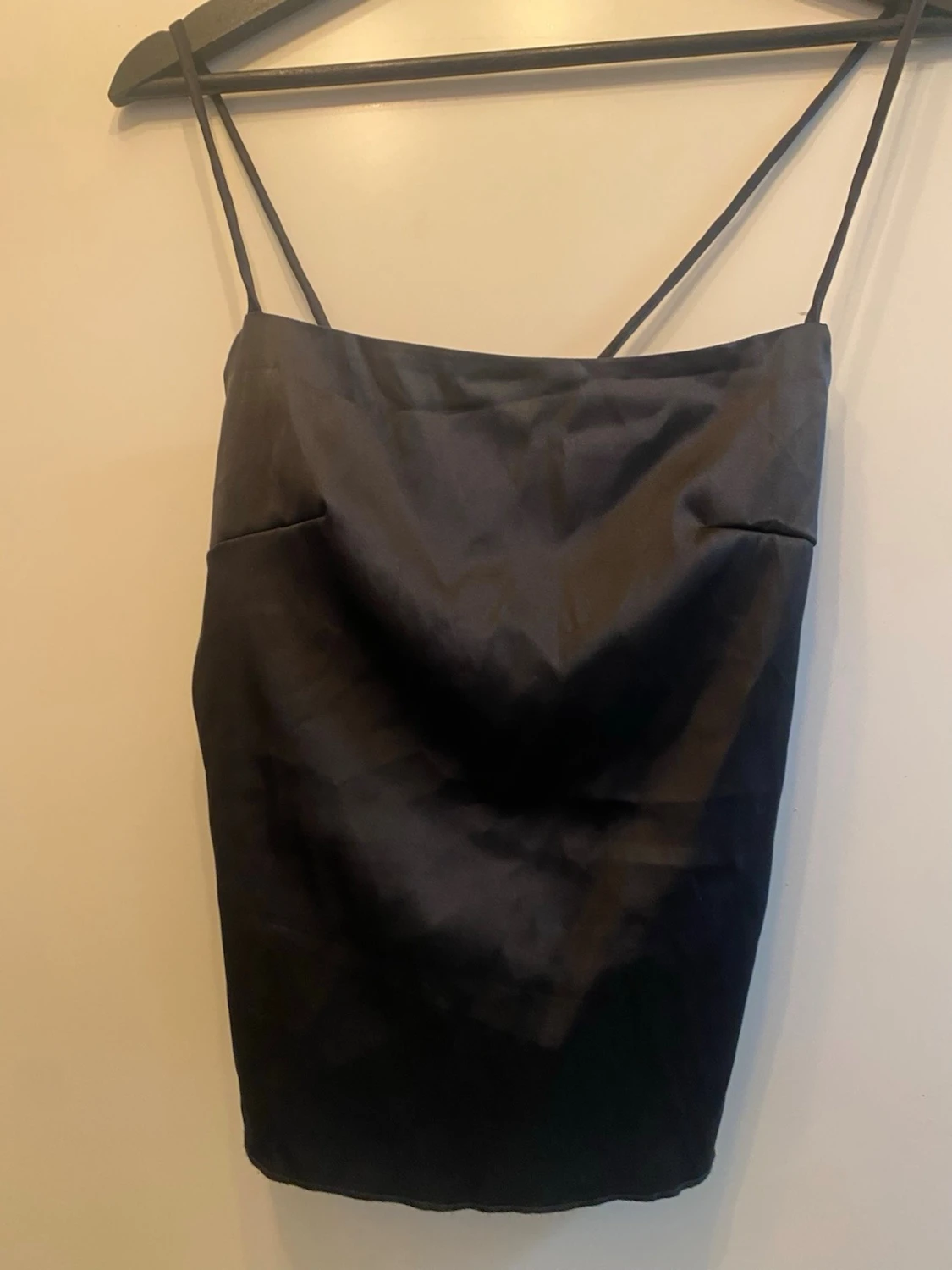 Svart satinlinnetopp med knytband