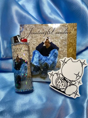 JONATAN LEANDOER96 - NEKTAR - lighter - ⭐️1st Refillable BIC MAXI LIGHTER med wrap & rhinestones + photocard & drain sticker ⭐️ ✨OBS: under lighter drop 13/12 kommer endast de lighters som har foto och eller sticker med sig i bilden inkludera det, de lighters som ej har något mer i bilden kommer utan något extra!✨🤍 FREEBIES (godis & random stickers) ingår alltid i alla paket 🤍