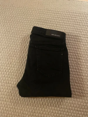 Svarta replay jeans - Svarta replay jeans i mycket bra skick✨De passar riktigt bra nu till vintern❄️dom sitter slim. De är storlek 27/30. Priset är inte helt hugget i sten🪨bara höra av er om minsta lilla fråga🙌MVH Elis
