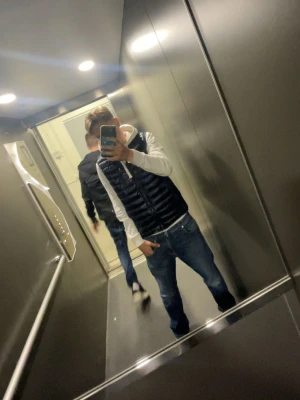 Replay jeans - Säljer ett par Replay jeans i blå, med lite schyssta slitningar, sitter väldigt bra och bekvämt, storlek 31/32, negativt: hål i höger ficka och Replay lappen där bak är borta men inget som påverkar jeansen 