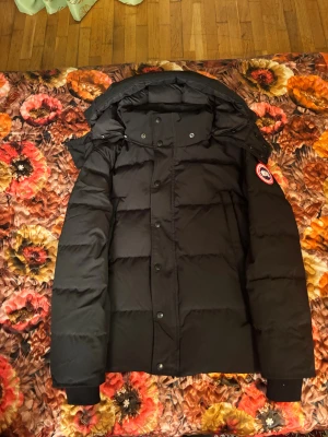 Svart dunjacka Canada Goose S - Säljer en svart Canada goose wyndham jacka och päls perfekt för vintern. Skriv privat för fler bilder 