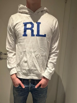 Ralph lauren hoodie - Skön vit Ralph lauren hoodie i mycket bra skick | Storlek S passar S-M | vid frågor är de bara att skriva | priset är diskuterbart vid snabb affär