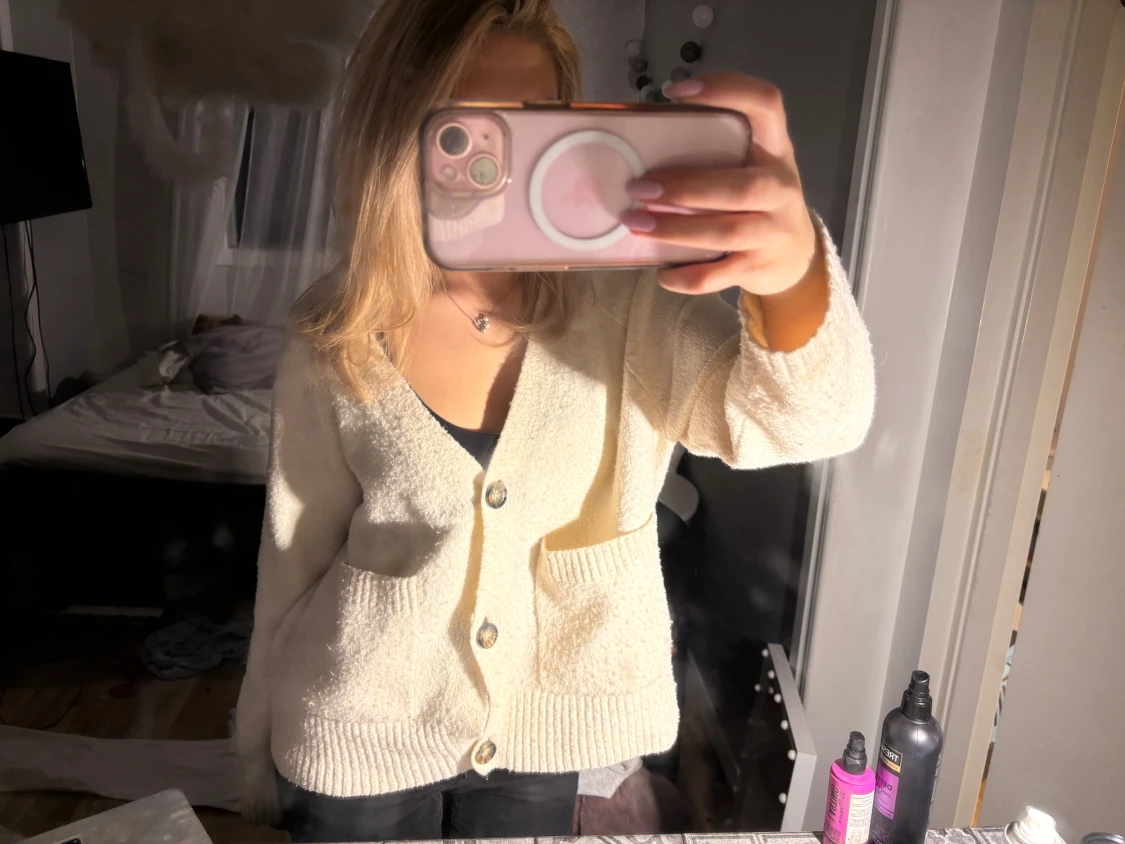 Beige kofta med fickor och knappar - 1