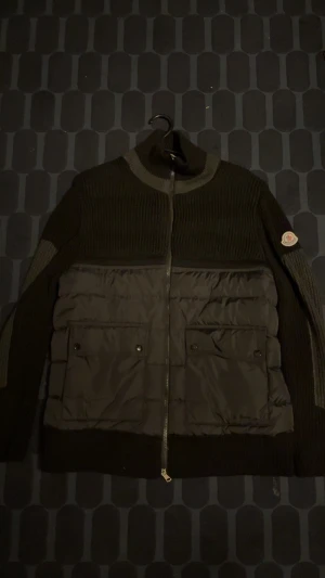 Moncler Cardigan  - Riktigt skön jacka dock inte min grej längre, sitter perfekt riktig skön material och riktigt varm för o vara en cardigan. 