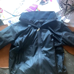 Mörk blå vindjacka Peak Performance  - Säljer min Peak performance jacka eftersom jag tröttnade på den den är bra inför  höst 🍂 