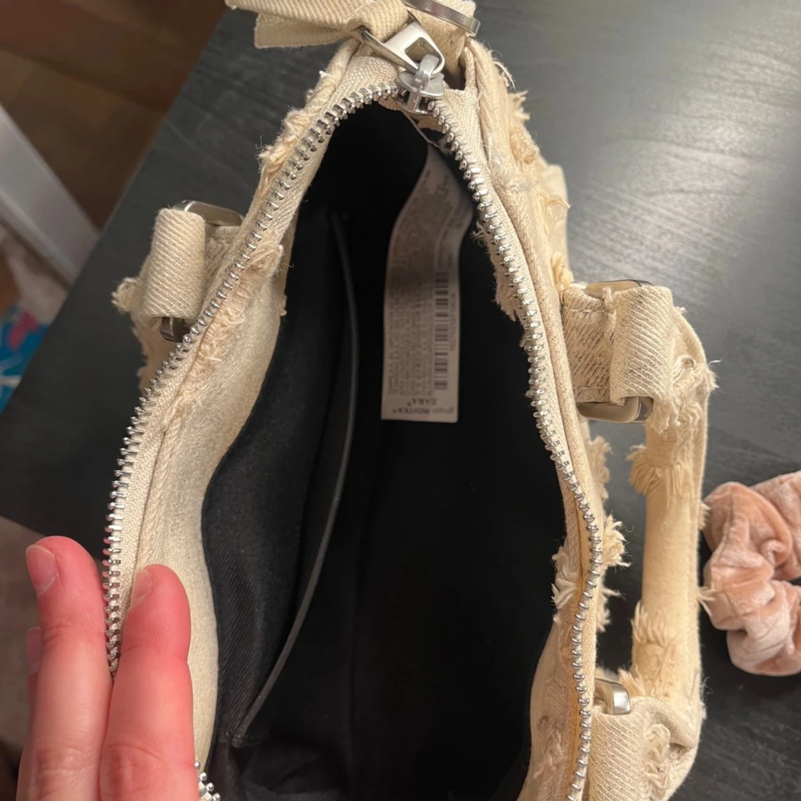 Beige axelväska i jeans med kedja - 1