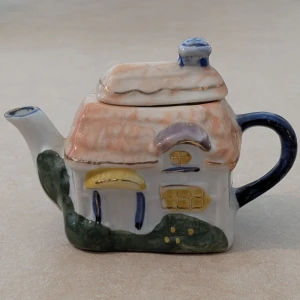 Jätte söt kanna med lock - Jätte söt kanna med lock. Passar perfekt att ha mjölk eller grädde i samband med kaffe servering. Passar utmärkt också som dekoration 