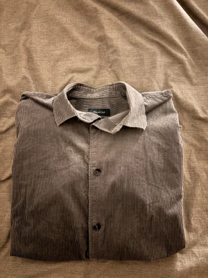 Massimo Dutti Overshirt  - Tjena! Säljer en väldigt fin o nästintill oanvänd overshirt från Massimo Dutti i manschetter mönster. Den är en blandning av grå/grön