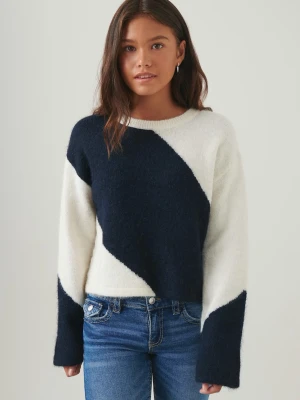 Randig stickad tröja i blått och vitt - Säljer en snygg stickad tröja med breda diagonala ränder i marinblått och vitt. Tröjan har rund hals, lång ärm och en lite loose passform. Perfekt för dig som gillar stilrena kontraster och mjuka material.