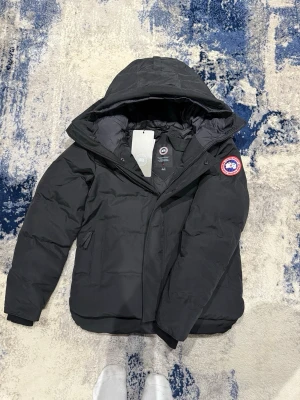 Svart canada goose macmillan - Tja! Säljer denna as feta canada goose macmillan jackan i nyskick. Jackan är aldrig använd. Inget kvitto finns! Storlek S, han på bild är 185cm, 75kg. Hör av er vid funderingar!