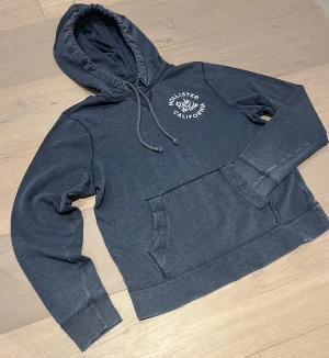 Hollister Hoodie - En fin mörkblå hoodie från hollister i storlek ”S”! Har ett pyttelitet hål på magen som ni ser på bilden!